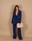 Tailleur gessato con cintura blu