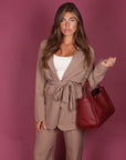 Tailleur gessato con cintura beige