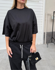 T-shirt over nera