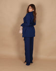 Tailleur gessato con cintura blu