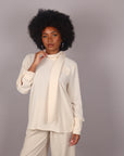 Camicia con scollo sul retro beige