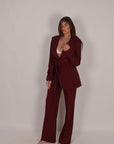 Tailleur gessato con cintura bordeaux