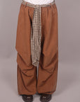 Pantalone palazzo brown con cintura a quadri
