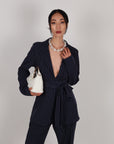 Tailleur gessato con cintura blu navy