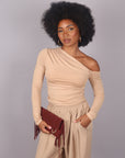 Maglia con spalla scoperta beige
