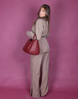 Tailleur gessato con cintura beige