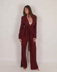 Tailleur gessato con cintura bordeaux