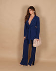 Tailleur gessato con cintura blu