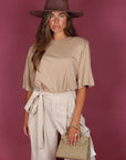 T-shirt over con spalline beige