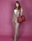 Tailleur gessato con cintura beige
