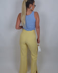 Pantalone con spacchi sul fondo giallo