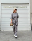 T-shirt over grigio