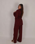 Tailleur gessato con cintura bordeaux