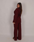 Tailleur gessato con cintura bordeaux