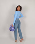 Jeans momfit sfrangiato sul fondo