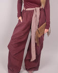 Pantalone palazzo bordeaux con cintura a quadri