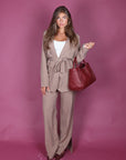 Tailleur gessato con cintura beige