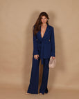 Tailleur gessato con cintura blu