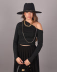 Maglia con spalla scoperta nera