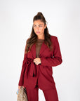 Tailleur con cintura bordeaux