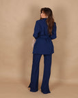 Tailleur gessato con cintura blu