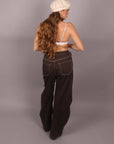 Jeans balloon marrone con cuciture bianche