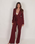 Tailleur gessato con cintura bordeaux