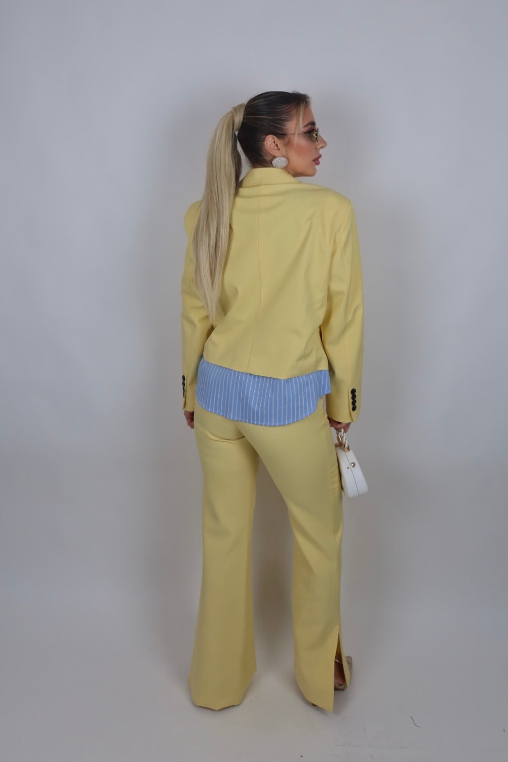 Pantalone con spacchi sul fondo giallo