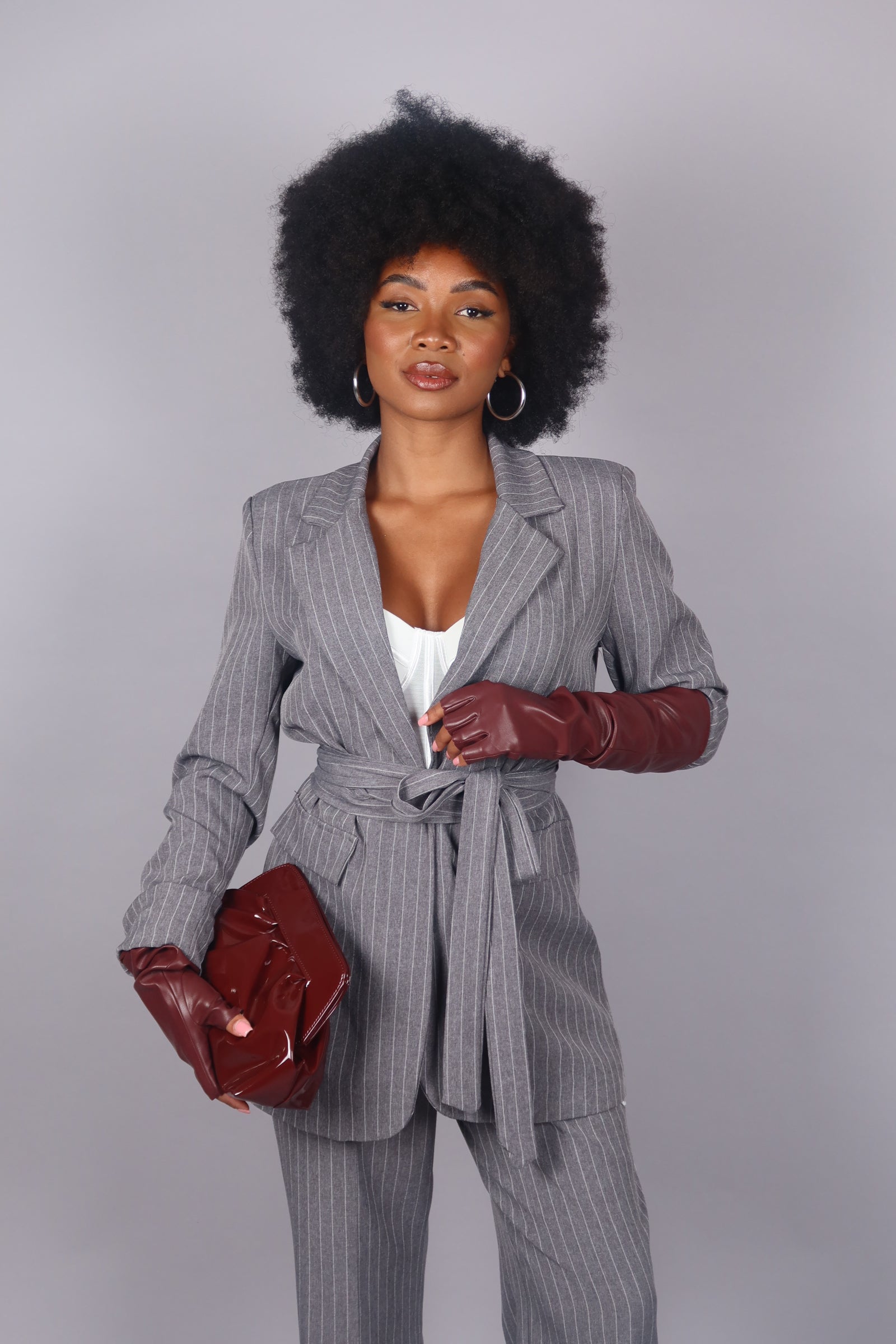 Tailleur gessato con cintura grigio