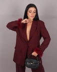 Tailleur con piume bordeaux