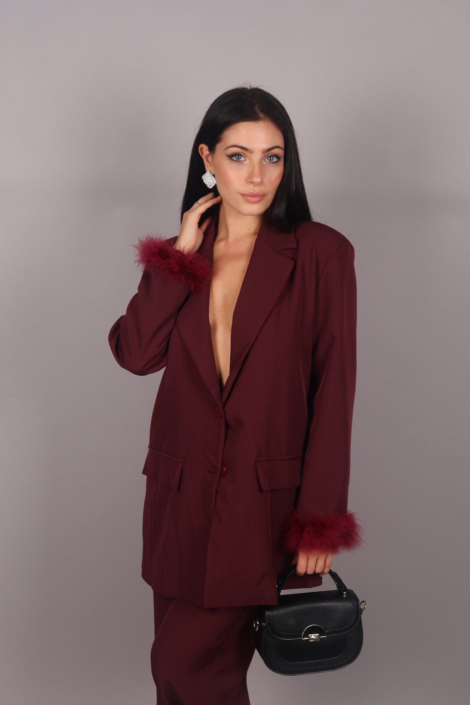 Tailleur con piume bordeaux