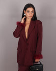 Tailleur con piume bordeaux