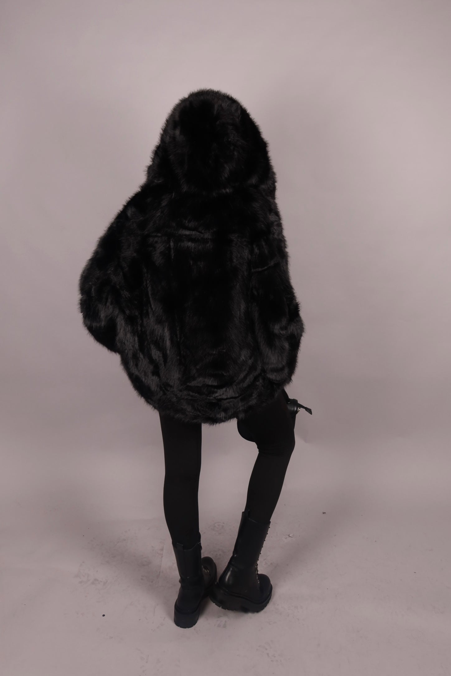 Pelliccia nera con cappuccio