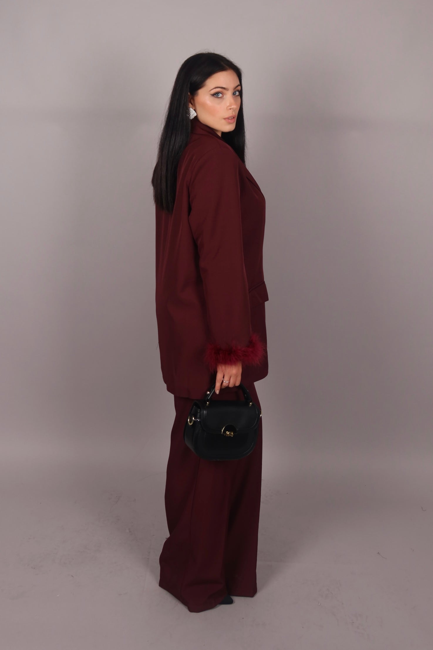Tailleur con piume bordeaux