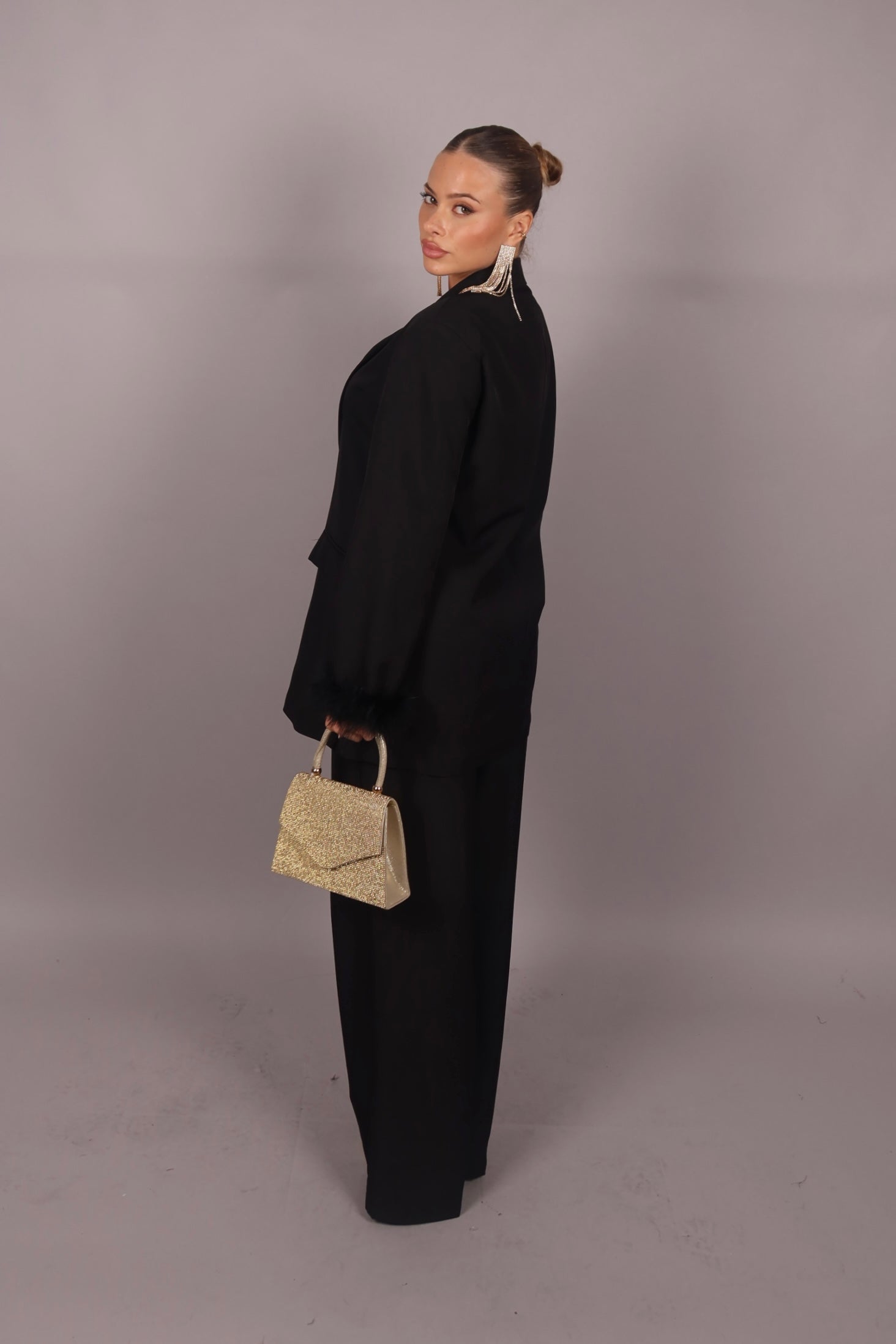 Tailleur con piume nero