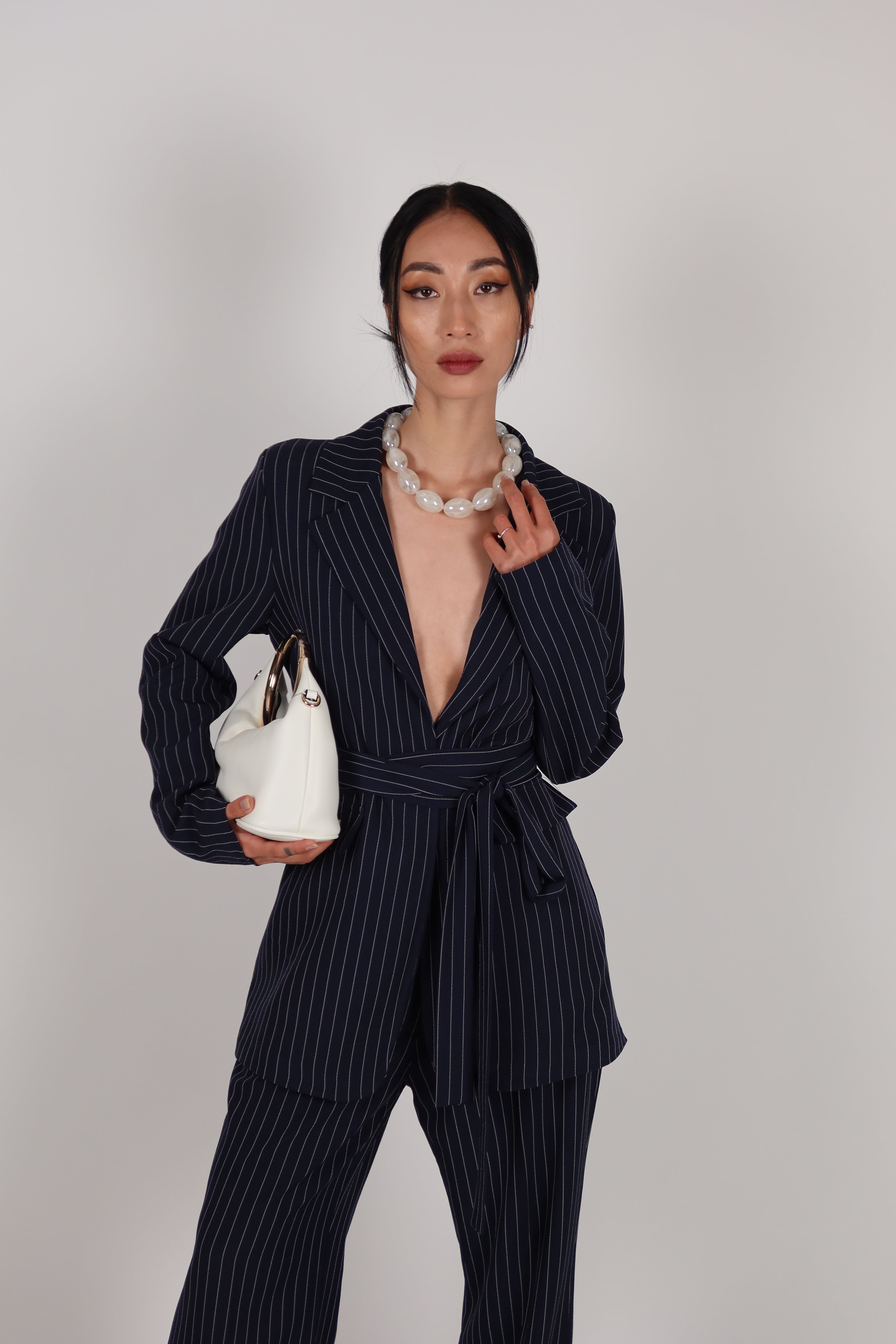 Tailleur gessato con cintura blu navy