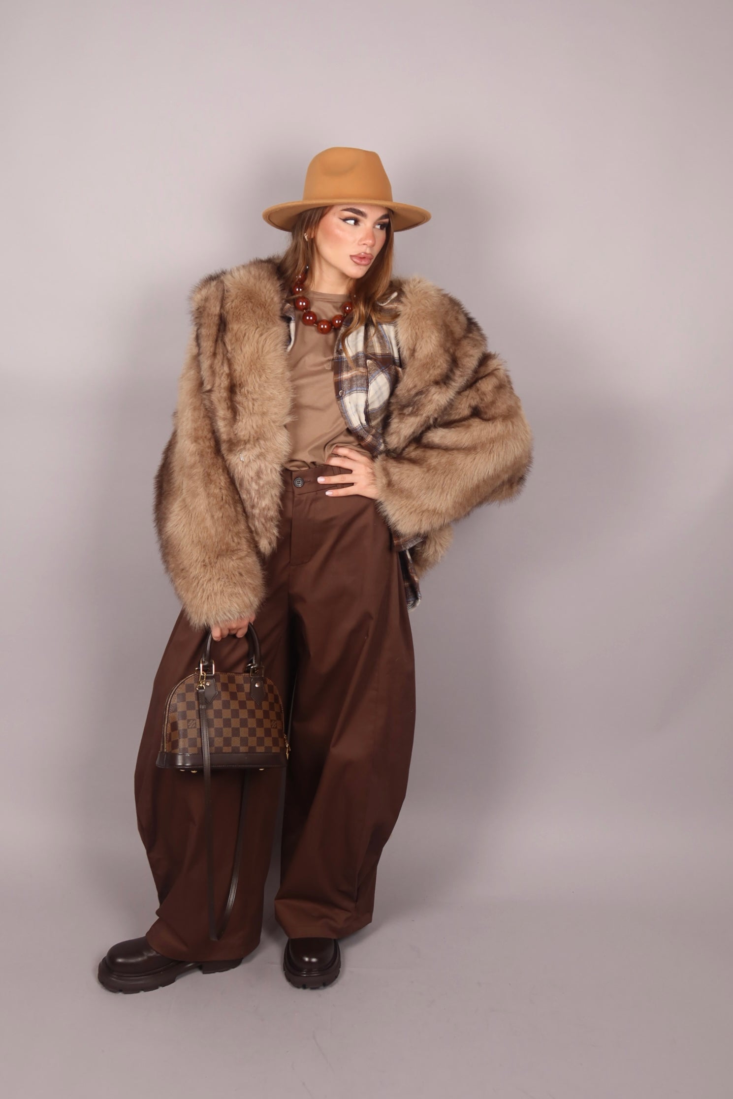 Pelliccia beige sfumata con cappuccio