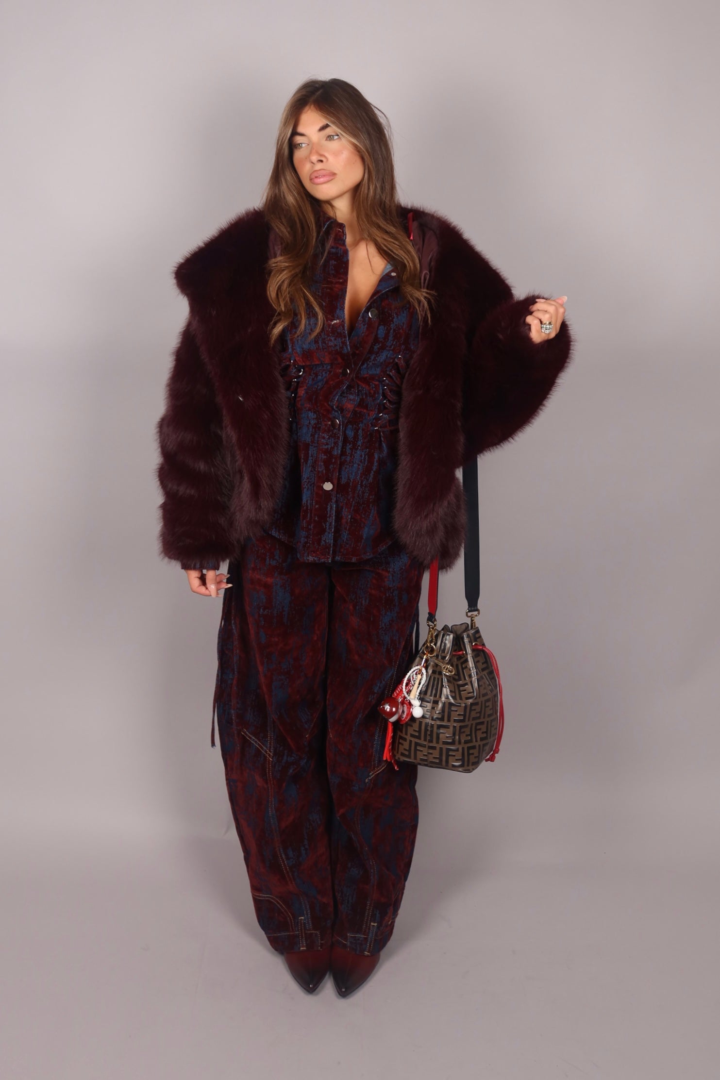 Pelliccia bordeaux con cappuccio