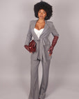 Tailleur gessato con cintura grigio