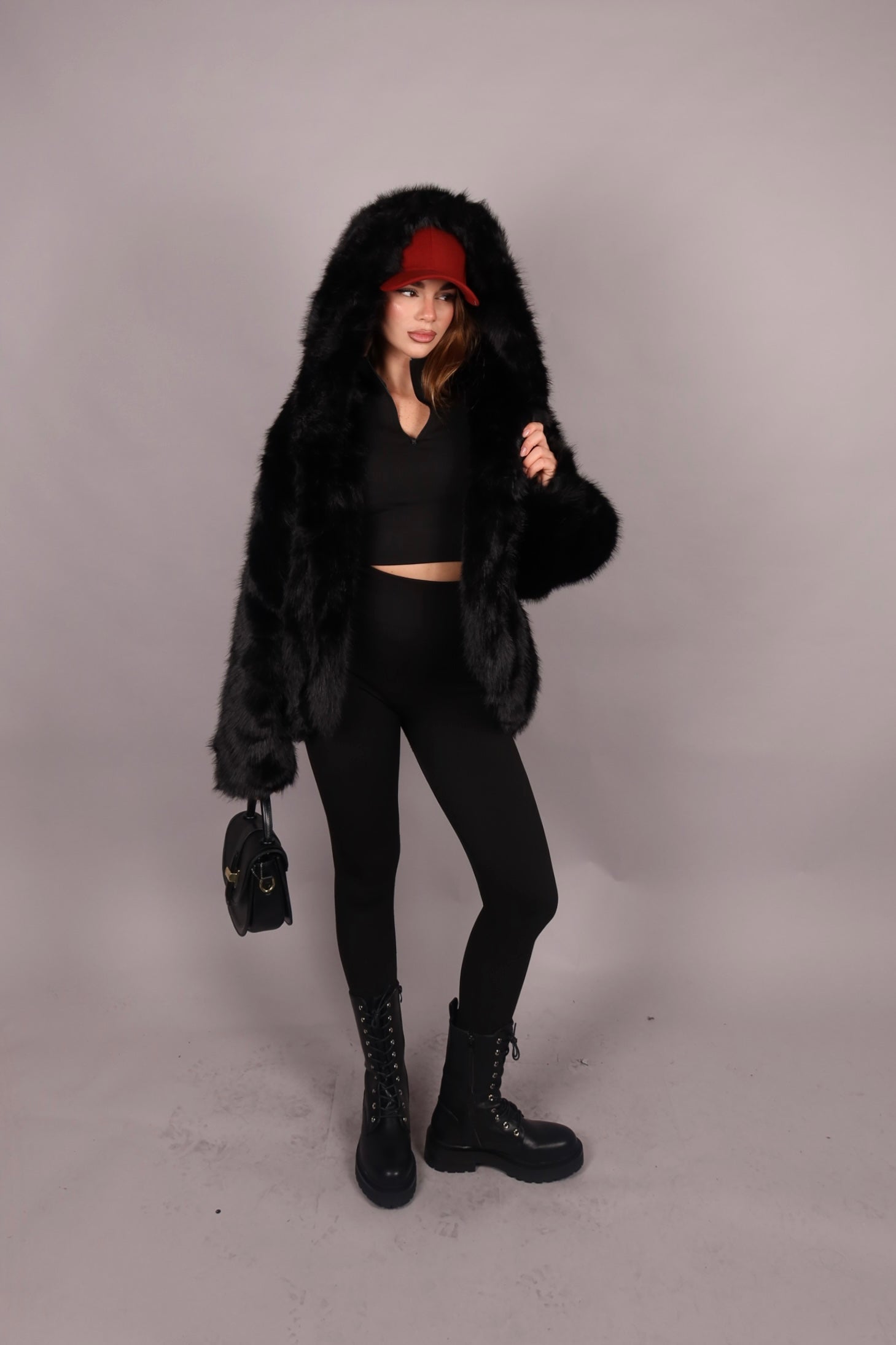 Pelliccia nera con cappuccio