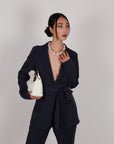 Tailleur gessato con cintura blu navy