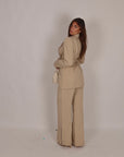 Tailleur jolie con cintura beige