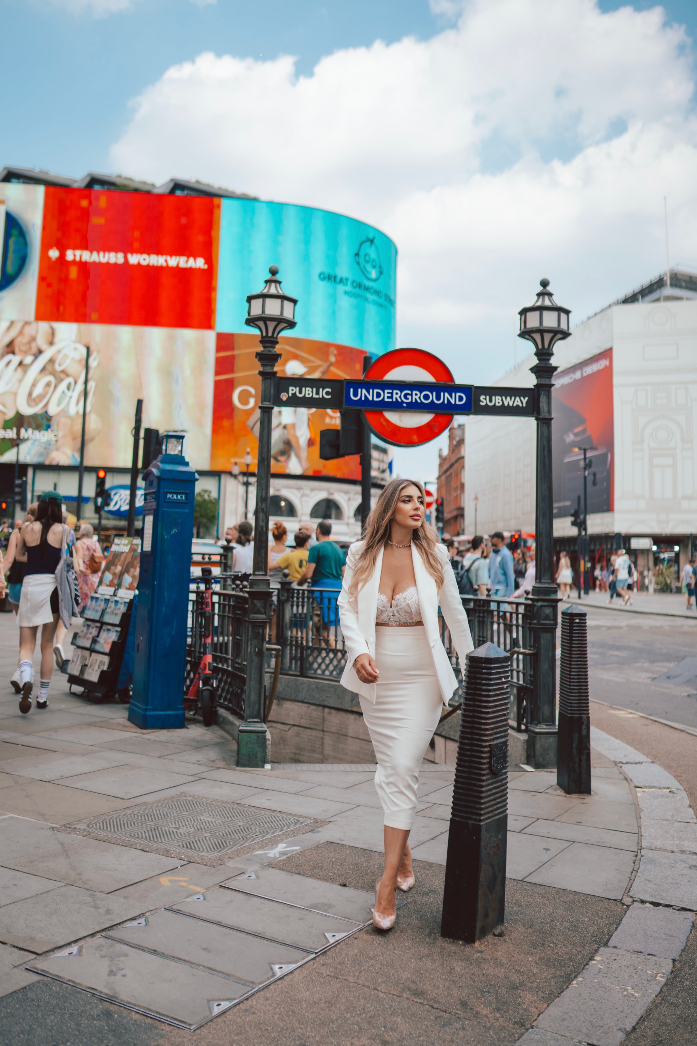 Bralette in pizzo bianco e nude con bottoni