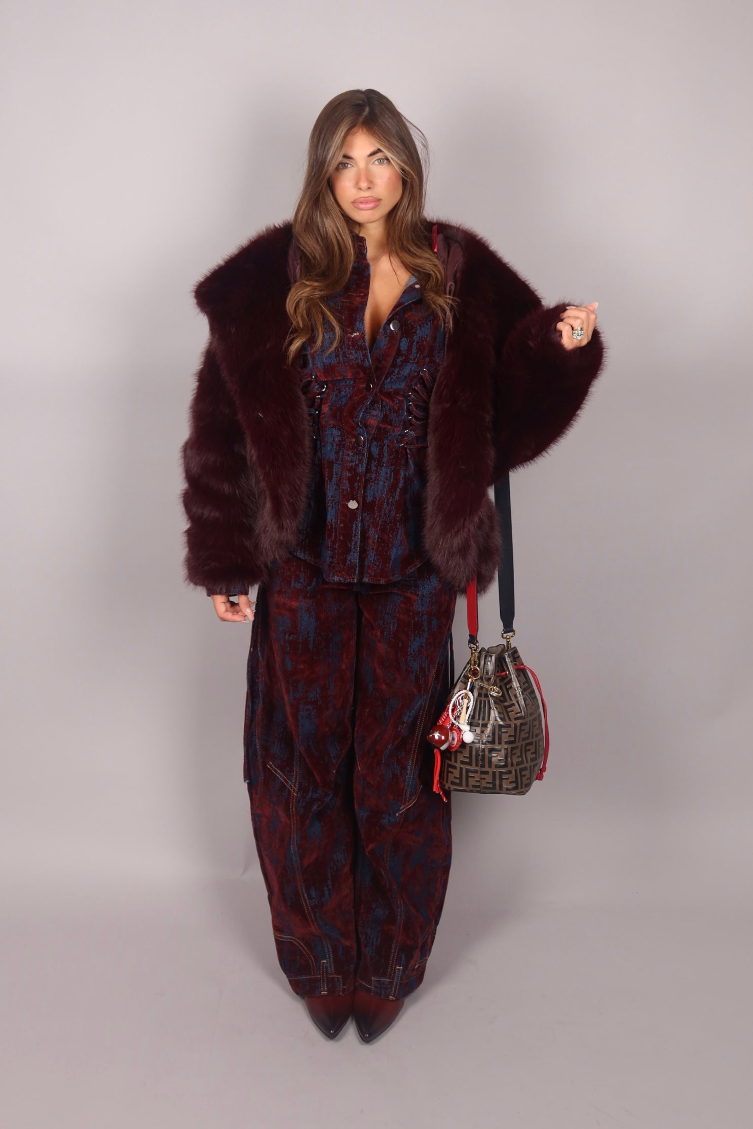 Pelliccia bordeaux con cappuccio