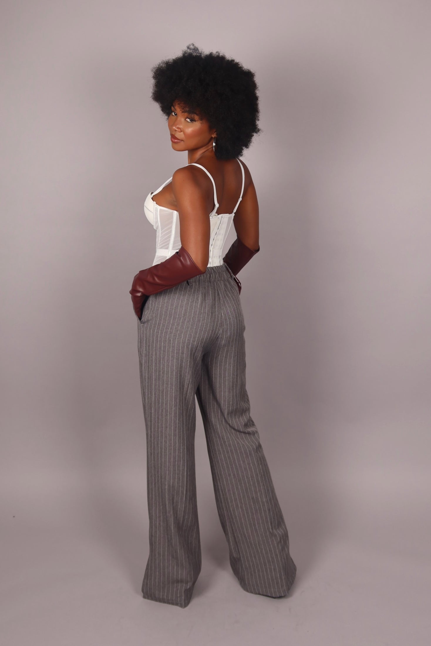 Tailleur gessato con cintura grigio