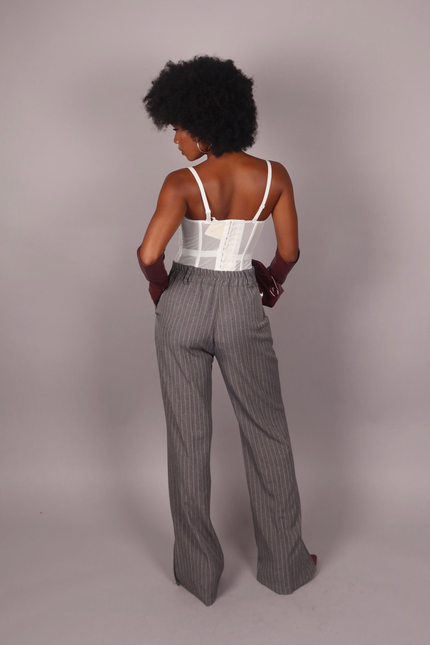 Tailleur gessato con cintura grigio
