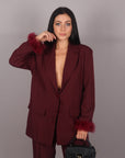 Tailleur con piume bordeaux