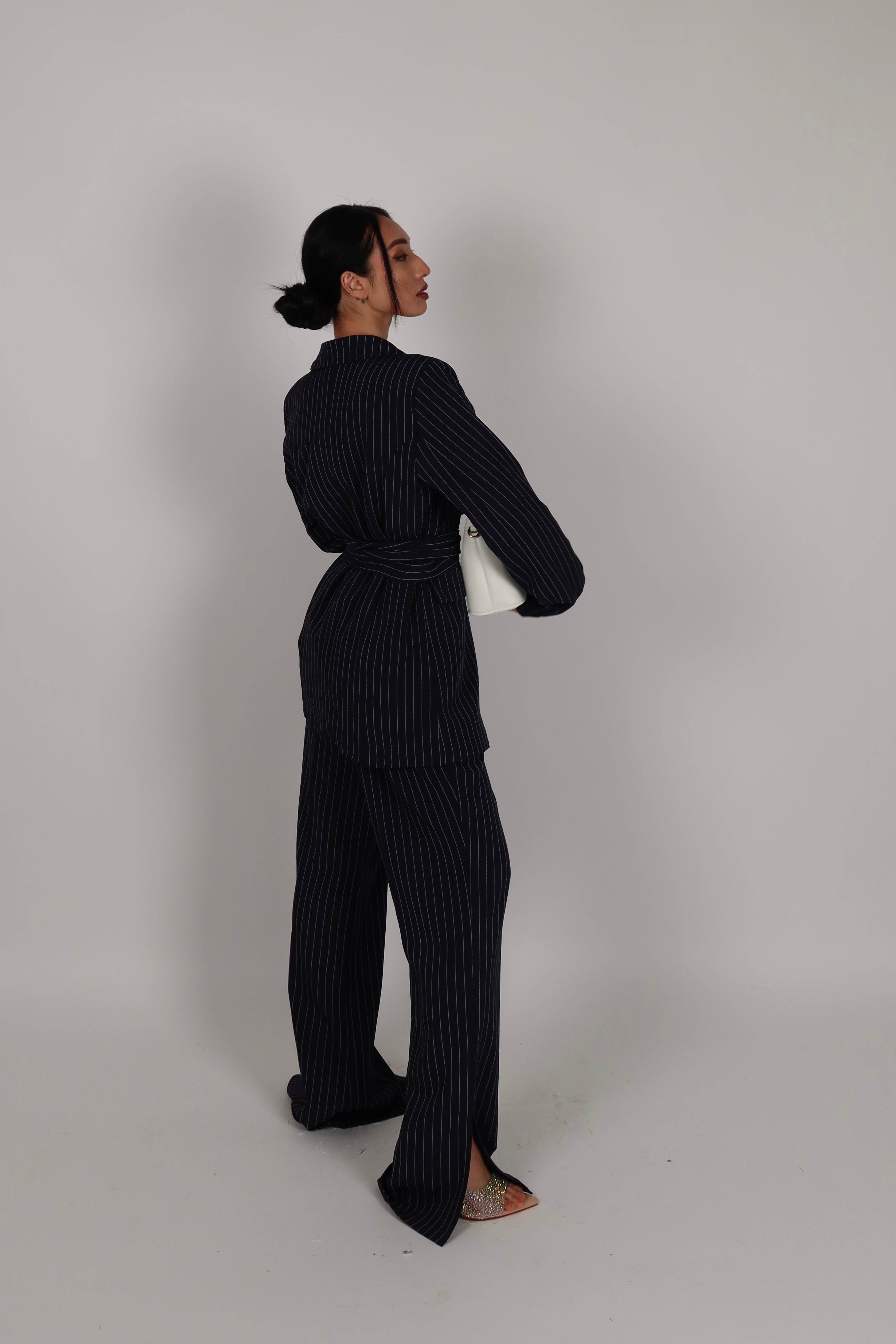 Tailleur gessato con cintura blu navy