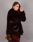 Pelliccia con cintura bordeaux
