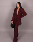 Tailleur con piume bordeaux